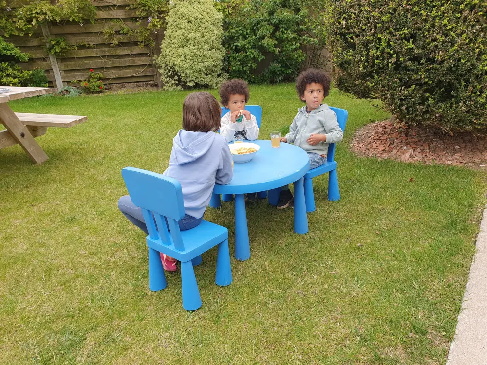 Adao, Siloë et Izia sur leur table pour manger